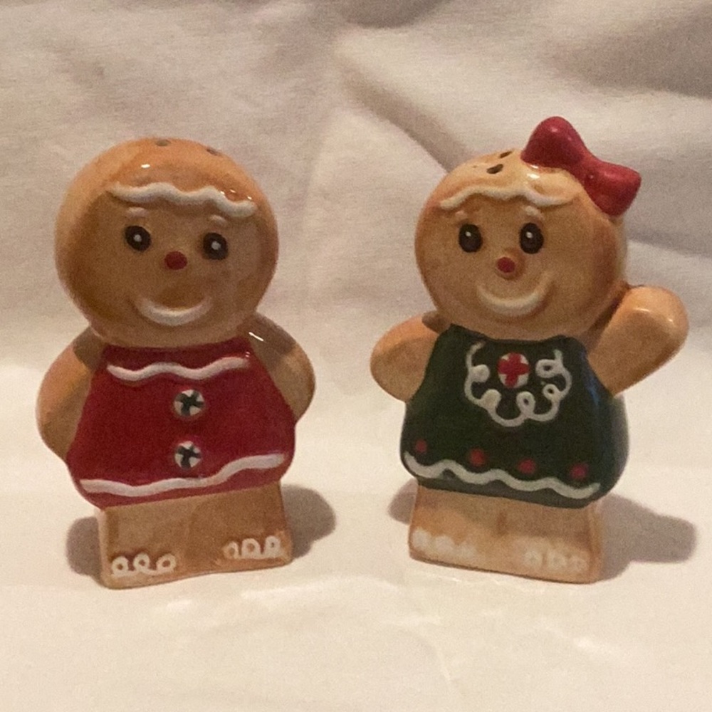 Gingerbread Salt and Pepper Shaker Set - Picture 2 of 4